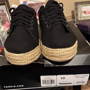 SUPER DUPER DOPE🔥🔥👉🏽Torrid Black Platform Espadrille Sneakers